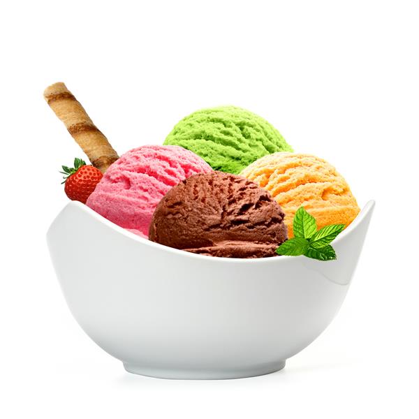 قاشق بستنی با چوب ویفر در کاسه وفل با توت فرنگی که روی زمینه سفید قرار دارد