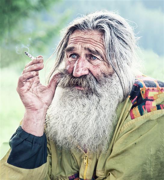 پرتره سیگار کشیدن پیرمرد با ریش خاکستری