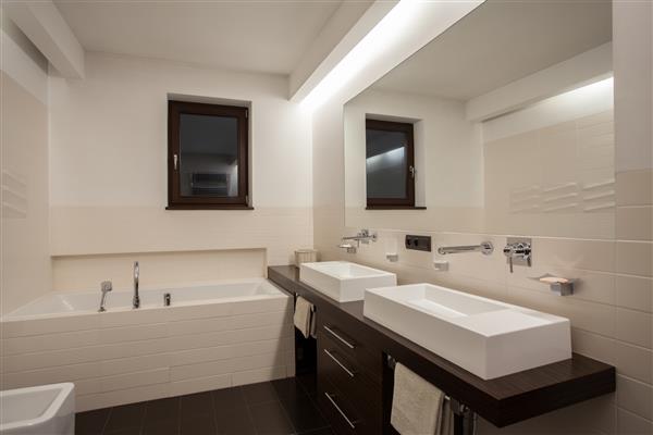 خانه تراورتن - کرم و رنگ قهوه ای در حمام