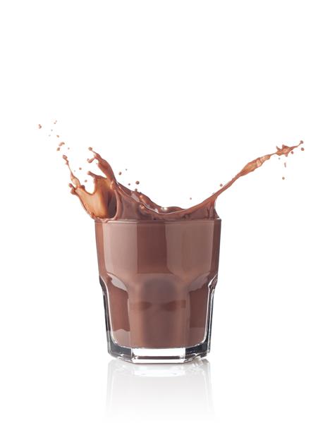 یک لیوان شیر شکلات جدا شده در زمینه سفید