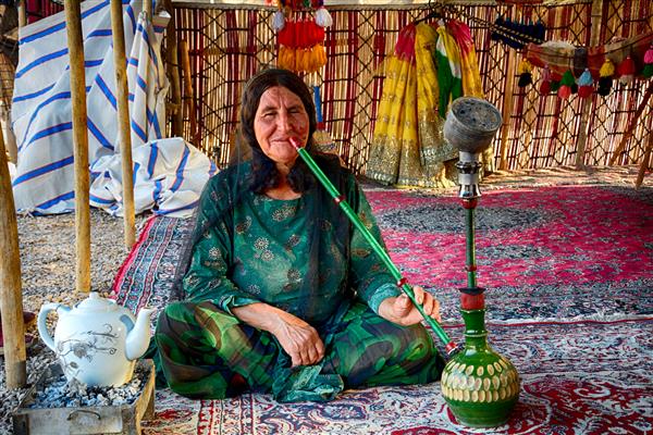 زن قشقایی ایران قشقایی ها مردم عشایری هستند که در روستاهای موقت زندگی می کنند