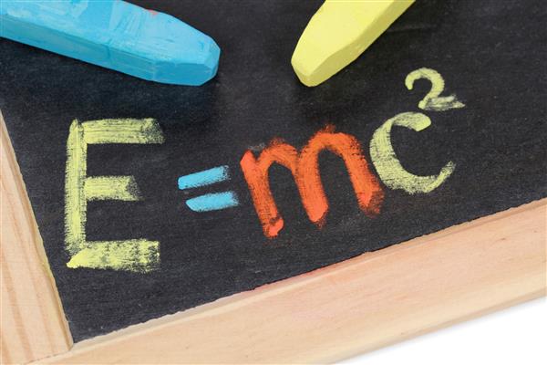 فرمول E mc2 روی تخته سیاه در مدرسه