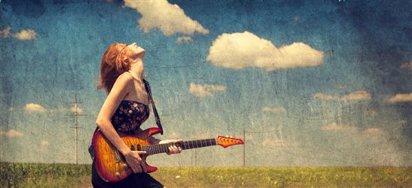 دختر سر قرمز با گیتار عکسی به روش تصاویر قدیمی