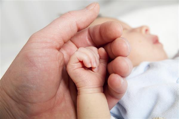 دست کودک تازه متولد شده را بگیرید