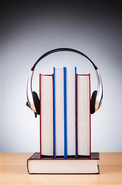مفهوم کتاب های صوتی با گوشی های سفید
