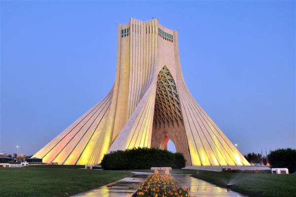 شلیک شبانه میدان آزادی تا برج آزادی در تهران