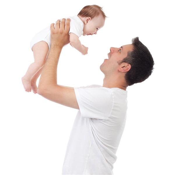 مرد جوانی خوشحال که نوزادی 4-5 ماهه را خندان در دست دارد و روی آن جدا شده است