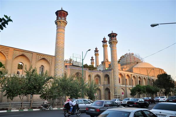 تهران ایران ترافیک در مقابل یکی از مساجد تهران در اوت تهران شهری است که بیشترین شدت ترافیک را در ایران دارد