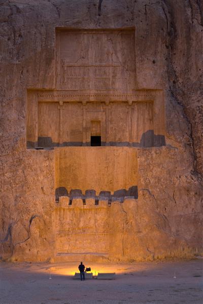 مقبره داریوش اول تپه سنگی در کوه حاجی آباد است که در ارتفاع 26 متری از سطح زمین و قرار دارد نقش رستم شیراز ایران
