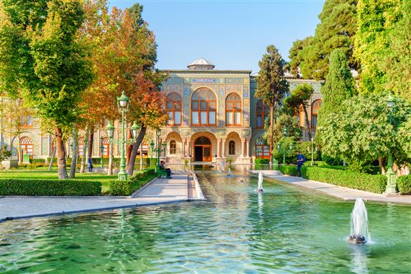 چشم انداز حیرت انگیز کاخ گلستان و فواره های زیبا در میان باغ های سرسبز در تهران ایران کاخ گلستان یکی از جاذبه های گردشگری محبوب خاورمیانه است نمای بیرونی سنتی ایرانی