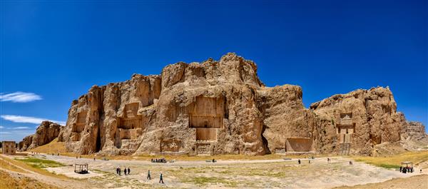 عکس پانورامای نقش رستم در شهر شیراز استان فارس ایران قرار دارد پادشاهان هخامنشی بر روی دیوارهای سنگی