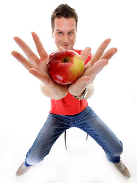 مرد خوش تیپ با پیراهن قرمز با مفهوم سیب مراقبت های بهداشتی تغذیه سالم پس زمینه سفید