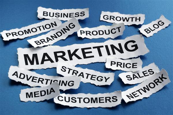 روزنامه پاره شده از مفهوم بازاریابی عنوان بازاریابی استراتژی مارک تجاری تبلیغات و غیره را خوانده است