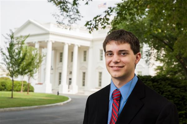 پسر 16 ساله و خوشتیپ جلوی کاخ سفید در واشنگتن دی سی ایستاده است