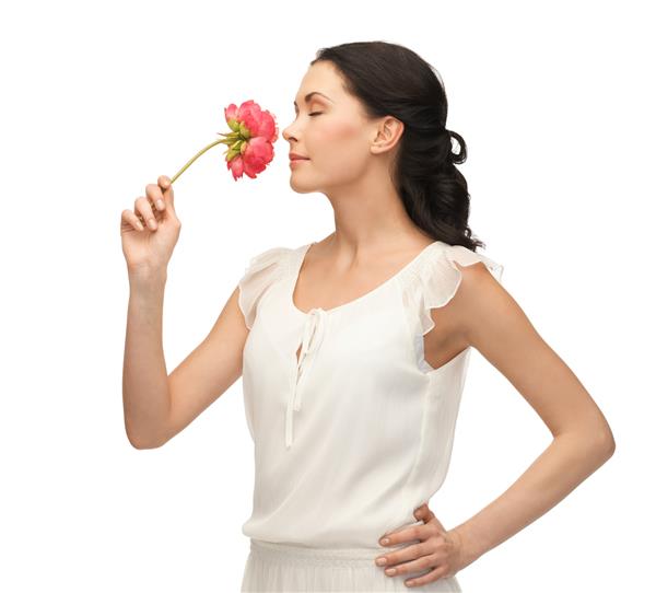 تصویری از زن جوان و زیبا که بوی گل می دهد
