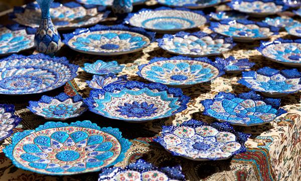 اصفهان ایران مارس کوزه های تزئین شده بازار اصفهان ایران هنر ایرانی بشقاب های سرامیکی از ایران