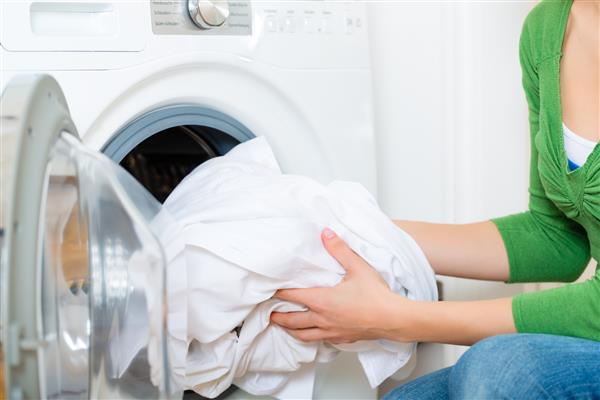 زن جوان یا خانه دار یک روز لباسشویی