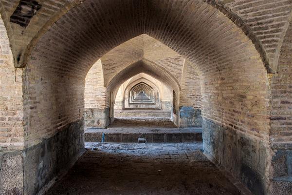 نمایی از زیر پل در اصفهان ایران