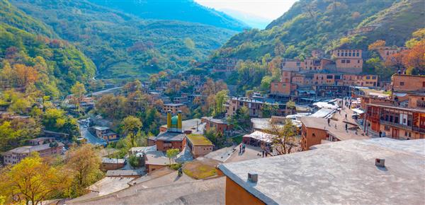 خانه های روستای ماسوله در آسمان آبی روشن استان گیلان - ایران