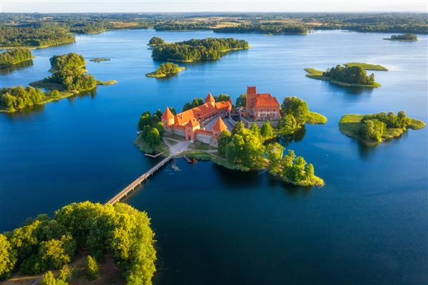 قلعه تراكای در نمای هوایی لیتوانی جزایر سرسبز در دریاچه در تراکای نزدیک ویلنیوس نمای پهپاد Trakai
