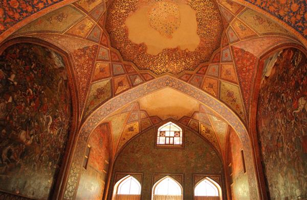 اصفهان ایران آثار هنری و نقاشی در دیوار و سقف کاخ چهل ستون در اصفهان ایران