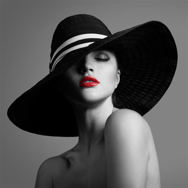 بانوی زیبا با کلاه پرتره مد سیاه و سفید لبهای قرمز