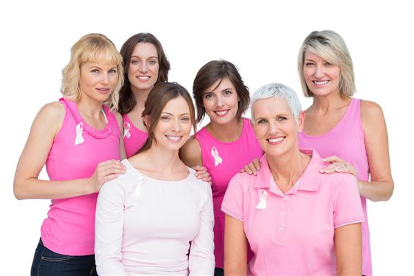 زنان شادی که برای سرطان پستان صورتی و پوشیده اند و روی زمینه سفید قرار دارند