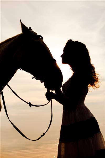 زن زیبا سوار بر اسب اسب سوار زن سوار بر اسب در ساحل
