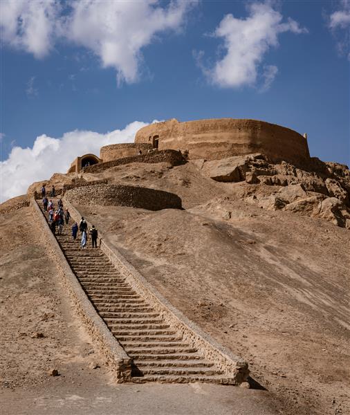 یزد ایران پله ها به بالای برج سکوت می رسند جایی که قبلا بقعه انسان انجام می شد
