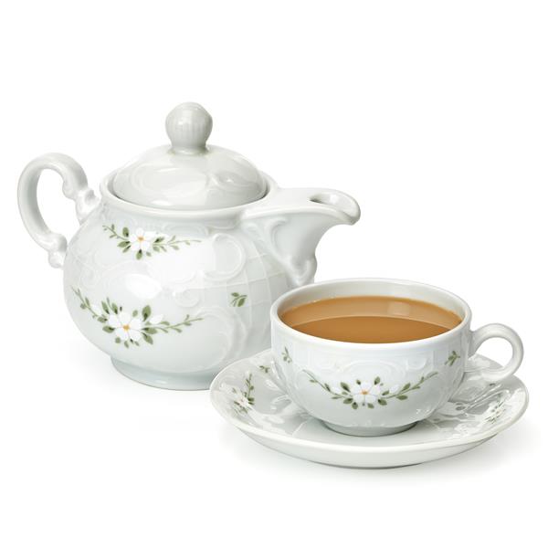 چای شیر در فنجان با قوری جدا شده بر روی زمینه سفید