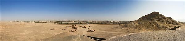 نمای پانوراما از بالای برج سکوت برج دیگری ویرانه ها و شهر را نشان می دهد یزد ایران