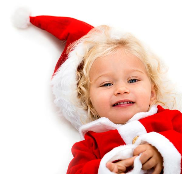دختر خوشحال لباس سانتا را می پوشد که از زمان کریسمس لذت می برد