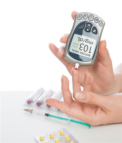بیمار دیابتی که آزمایش خون سطح گلوکز را اندازه گیری می کند و روی زمینه سفید قرار دارد