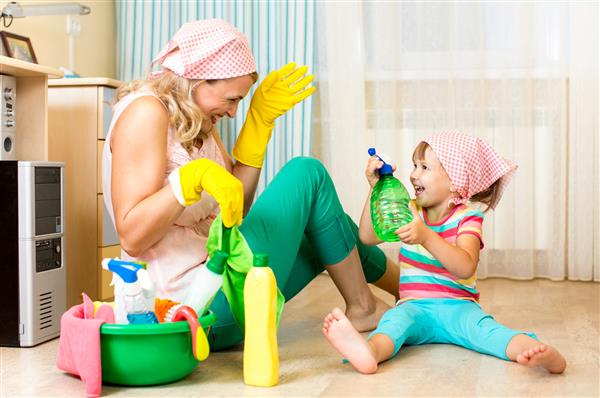 مادر خوشحال با اتاق تمیز کردن بچه ها و سرگرم شدن