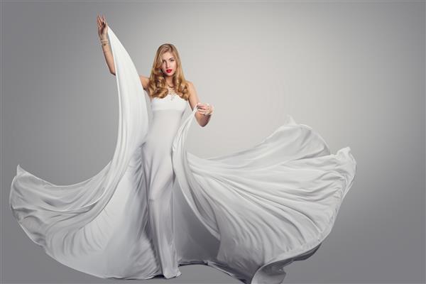 زن با لباس بلند و سفید ابریشمی مدل لباس در لباس مجلسی تکان دهنده پرتره زیبایی تمام طول