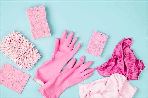 مواد شوینده و لوازم تمیز کننده به رنگ صورتی مفهوم خدمات تمیز کردن