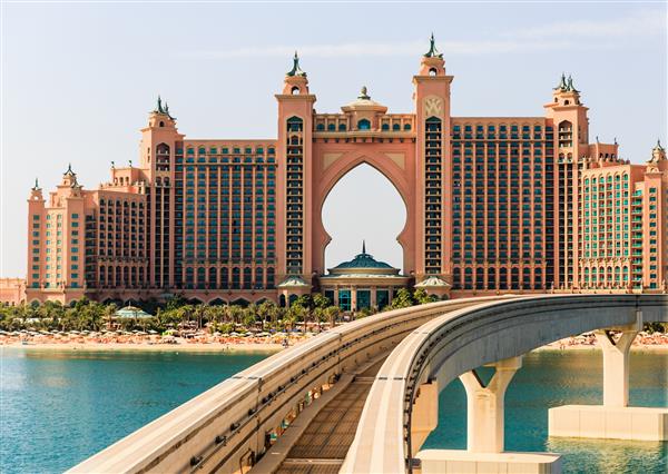 دبی هتل آتلانتیس و قطار مونوریل در یک جزیره دست ساز