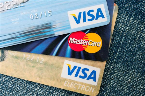 پراگ جمهوری چک عکس کارت های اعتباری ویزا کارت و مستر کارت روی شلوار جین آبی