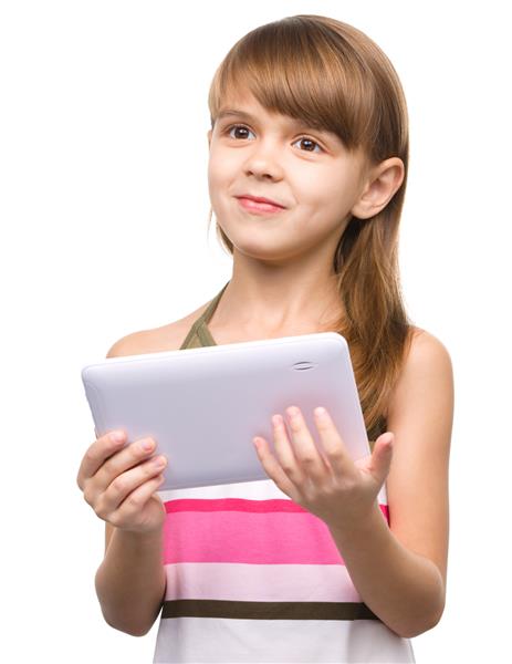 دختر جوان از رایانه لوحی استفاده می کند جدا شده روی سفید
