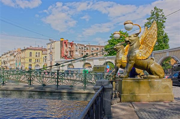 سن پترزبورگ روسیه مجسمه گریفین با بال های طلاکاری شده