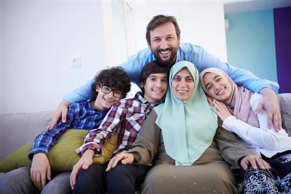 پرتره خانوادگی مسلمان با کودکان نوجوان عرب در فضای داخلی خانه مدرن