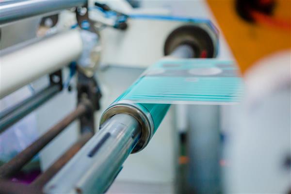 روش چاپ روتوگراور این یکی از مراحل بسته بندی انعطاف پذیر است فیلم پلان هر رنگ از طریق استوانه چاپ شد دستگاه در حالت پر سرعت در حال اجرا است این سیستم برای کارهای مکرر مناسب است