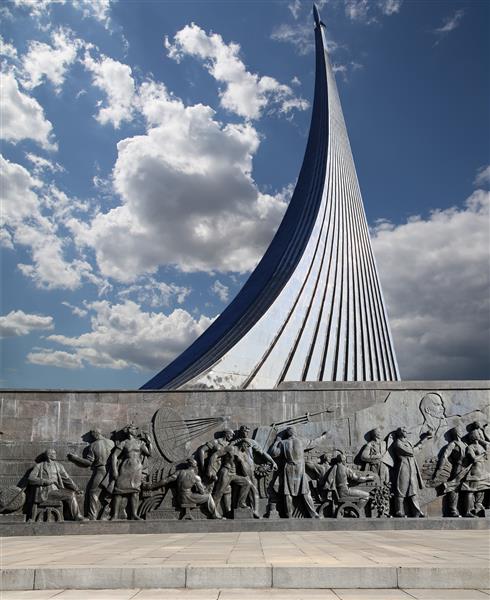 فاتحان بنای یادبود فضایی در پارک خارج از موزه فضانوردی نزدیک مرکز نمایشگاه VDNK مسکو روسیه