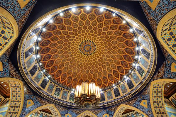 دبی امارات متحده عربی فروشگاه داخلی ابن باتوتا هر اتاق فروش به سبک کشورهای مختلف تزئین شده است این قسمت کپی از گنبد مسجد اصفهان ایران است