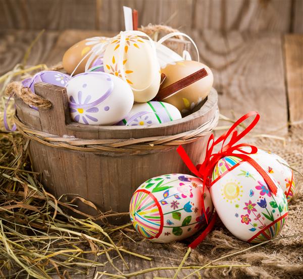 تخم مرغ های رنگارنگ عید پاک در زمینه چوبی