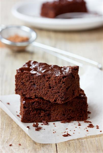 براونی کیک شکلاتی از نزدیک روی یک میز چوبی روستایی تمرکز انتخابی