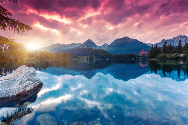 دریاچه کوهستانی در پارک ملی تاترا بالا آسمان ابری دراماتیک اسلواکی اروپا دنیای زیبایی