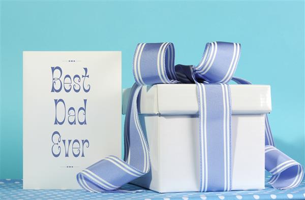 روز پدر بهترین پدر تا به حال کارت تبریک با جعبه هدیه آبی و سفید در زمینه آبی