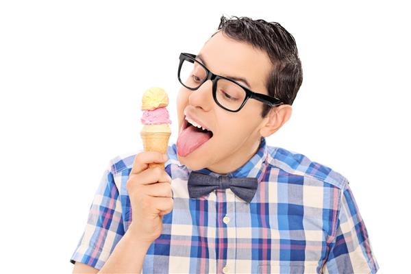 مردی شاد از بستنی ای که روی زمینه سفید قرار دارد لذت می برد