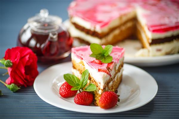 کیک عسلی با توت فرنگی تزیین شده با نعناع